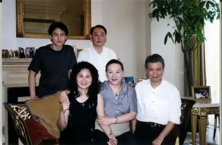 组图:爆张雨绮恋汤珈铖 经纪人承认是朋友