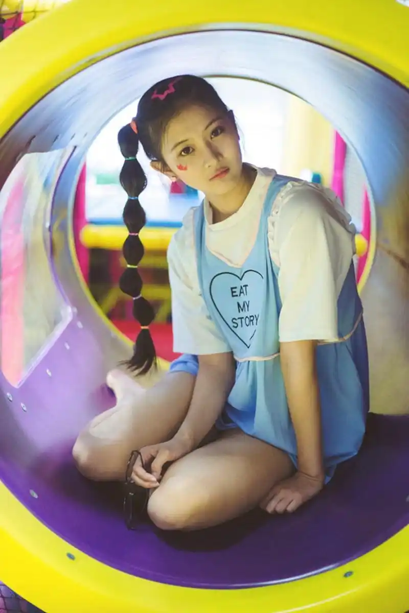 可爱呆萌十六岁花季少女游乐场写真