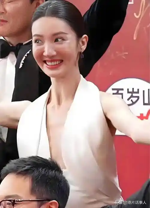 金晨直播脸歪鼻斜引热议!资源好情史多,脸蛋整得稀碎值当不?