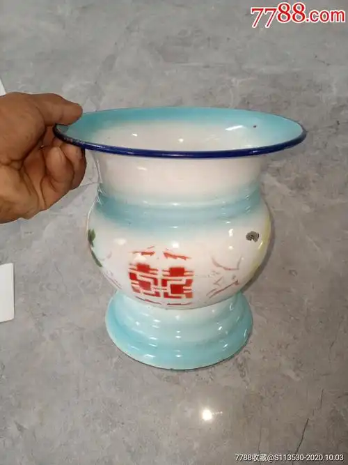 搪瓷尿壶,像是库存的
