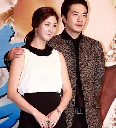 他们相识于韩国的音乐剧,当时的郑永振对于高贤贞是一见钟情,一来二去