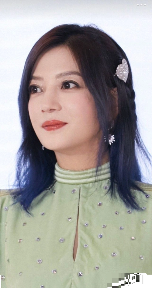 赵薇久违露面,造型土气显得脖子短脸很大,浪费了她的美貌