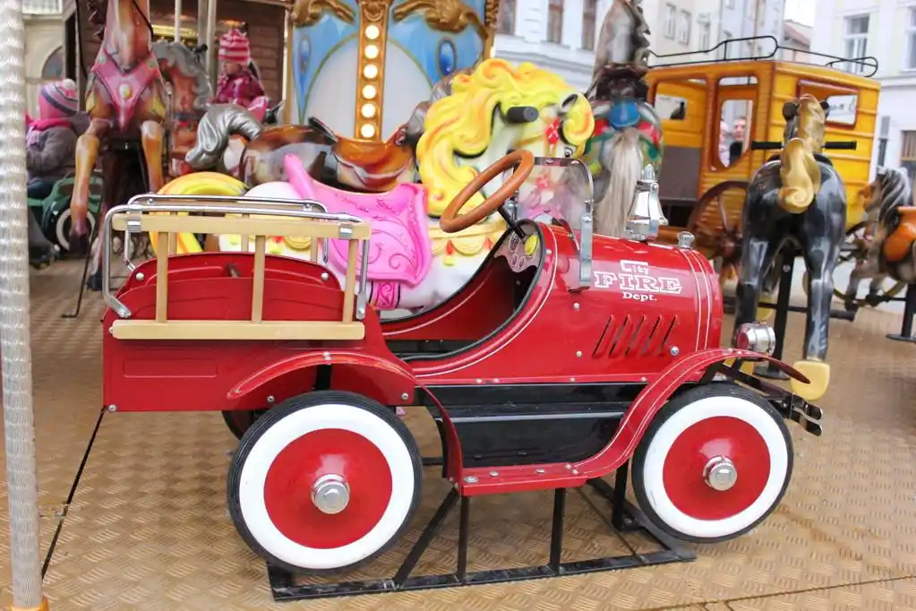 旋转木马的红色车,儿童旋转木马