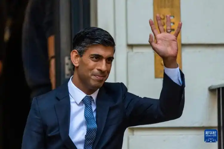 英国首相改组内阁前首相卡梅伦火线返聘外交大臣