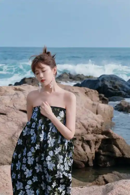 李艺彤穿抹胸裙气质清纯 锁骨线条绝美大秀天鹅颈