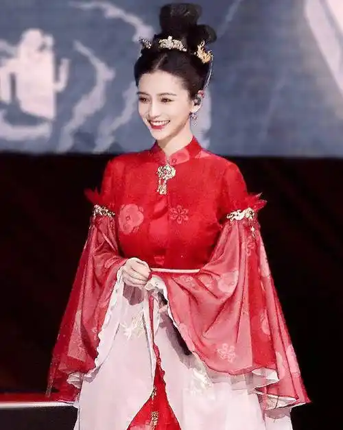 angelababy亮相国潮盛典,穿红色汉服献唱,生图照片超级惊艳!