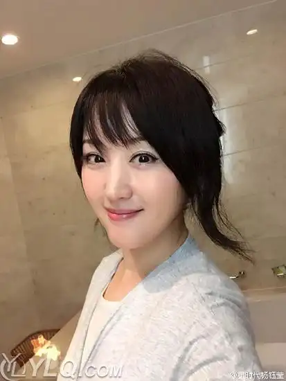 杨钰莹晒美照 白裙出镜似仙女