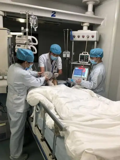 刘医师为患者气管插管