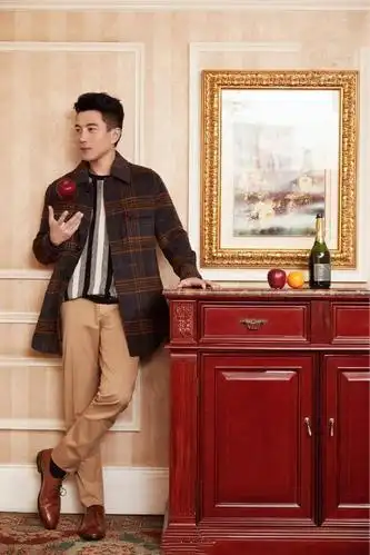 单身后的刘恺威更潮了!穿西装竟搭条破洞裤,45岁比小鲜肉还敢穿