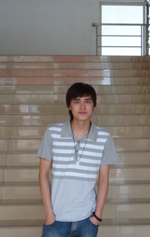 刚出道的李易峰,比赛拿到第八名回学校了,半年没有出现粉丝还在