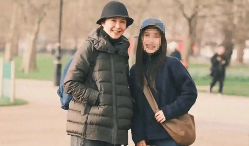 58岁蒋雯丽在英国被偶遇半隐退十分放松儿女双全不愧人生赢家