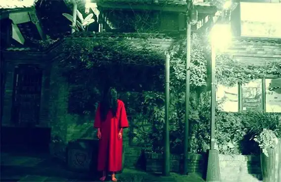 的桥段,寻死的人换上一身红衣,在死前会发下毒誓:"我死后要变成厉鬼