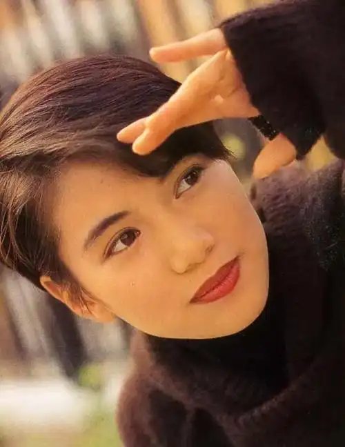 回顾袁咏仪19岁成名蝉联金像奖影后被张智霖疼爱30年