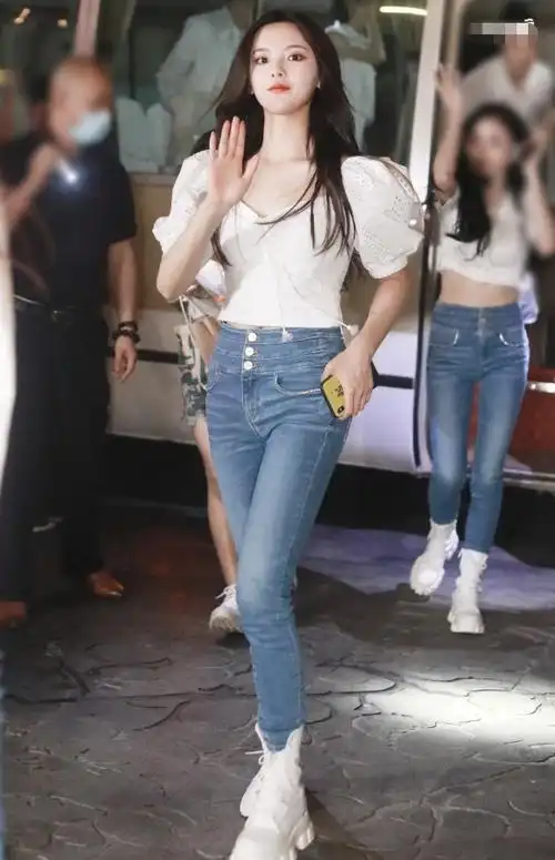 杨超越出道两年越来越会穿蛋糕裙配高跟鞋说她是小仙女也不为过