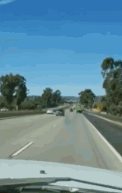 加州不一定有牛肉面,但一定有在高速上"逮虾户"的飞机