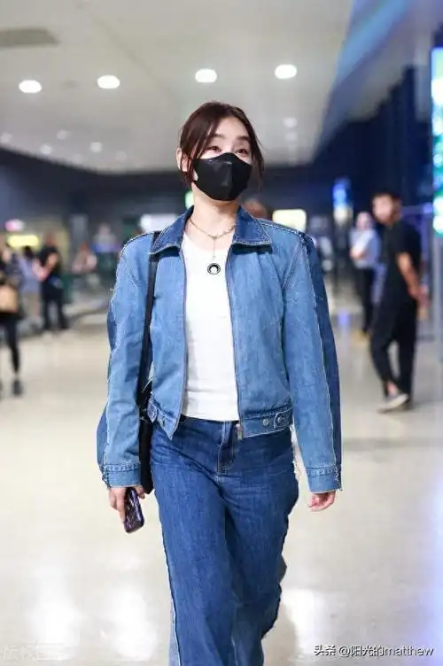 街拍袁姗姗牛仔夹克牛仔裤率性洒脱