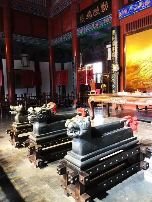 龙头铡(中)虎头铡(右)狗头铡(左)