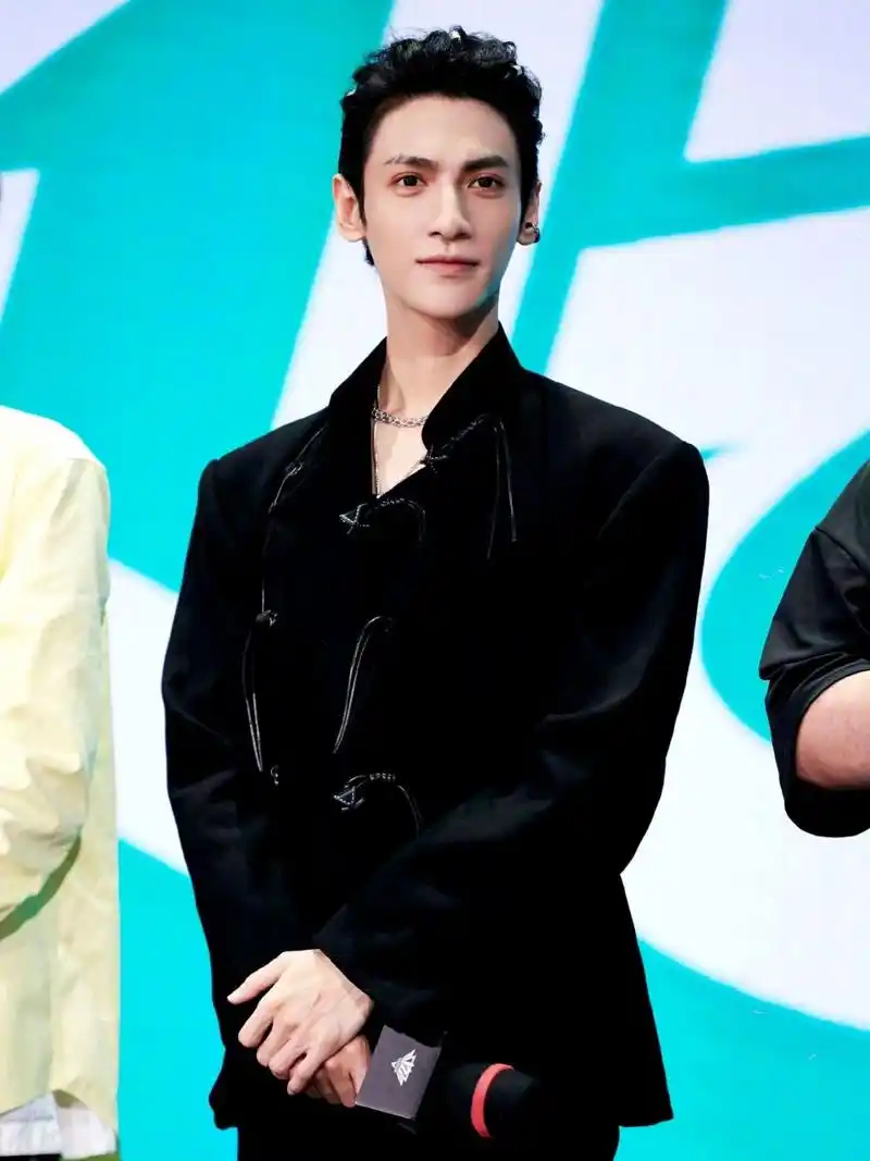 罗云熙近照,这个面部状态,算是增胖成功吗 首先表明一下不是黑粉哈 之