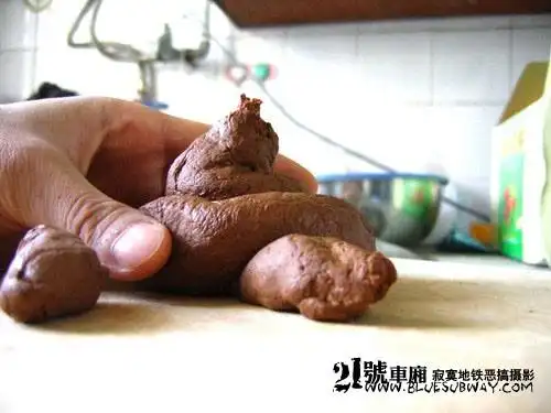 烟:.其实我做了一个超级粑粑人的.(就是照片里躺着那个).