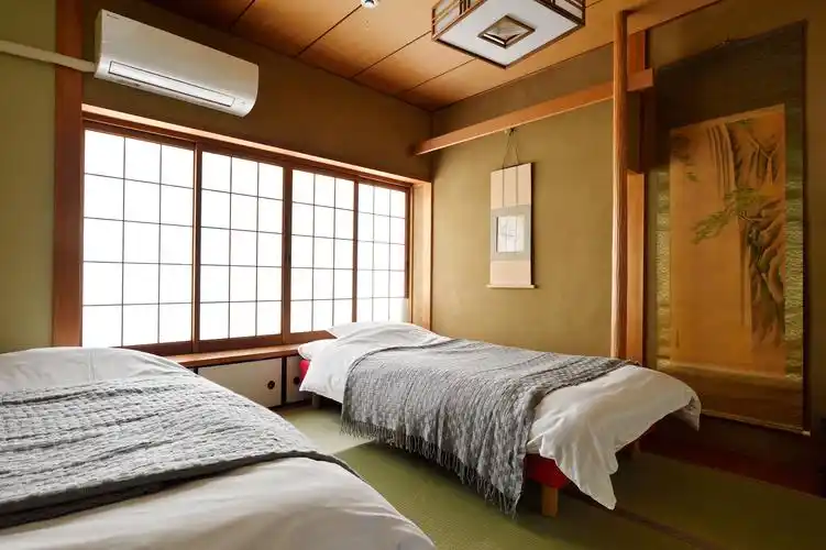 房间有日本建筑的怀旧风息,内部全是日式传统装潢,足够精致.