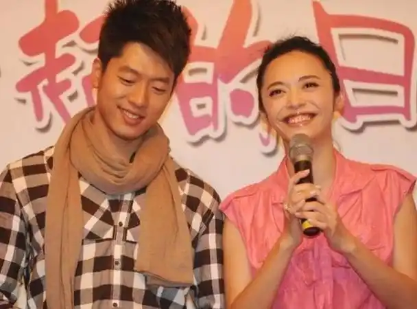 毕业后不久,姚晨便踏上了事业的巅峰,接连主演了《武林外传》和《潜伏