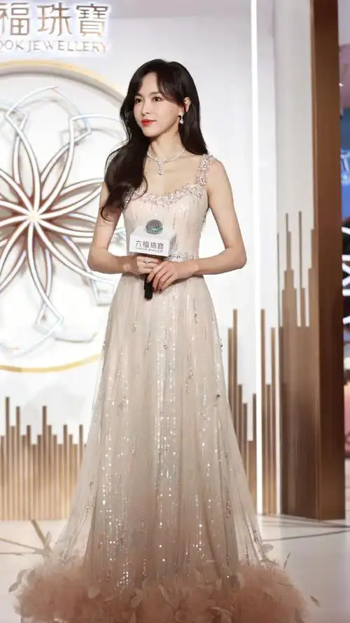 唐嫣活动生图##唐嫣钻石鎏光羽毛长裙