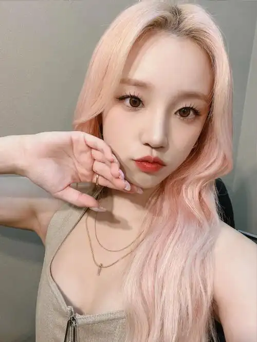 下面请欣赏由宋雨琦带来的炫耀美甲合集