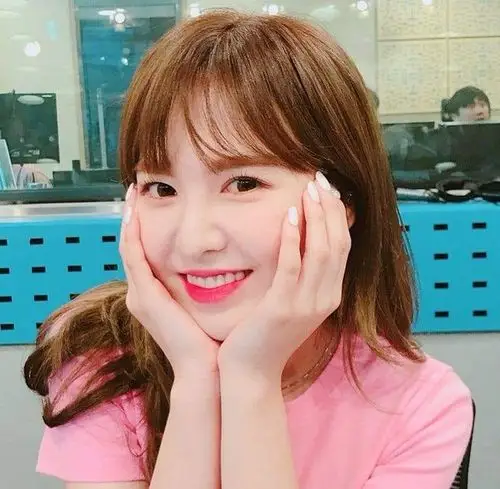 已找到找一张之前用过的很可爱的捧脸头像