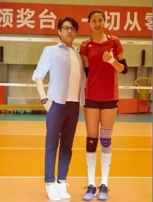 1米8丁霞和2米03袁心玥同框!中国女排的身高比例,搭配合理