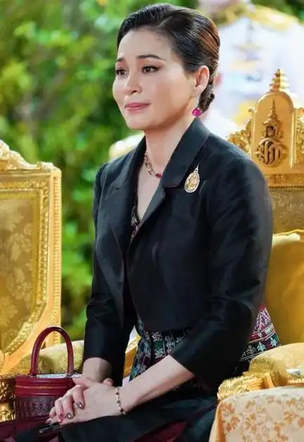 45岁泰国王后苏提达:穿露肩晚礼服肩膀真白嫩,成为泰王的依靠