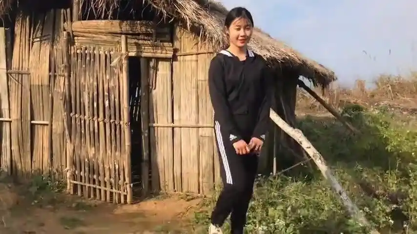 带越南小粉姑娘来中越边境看新的办公室看她有什么感觉