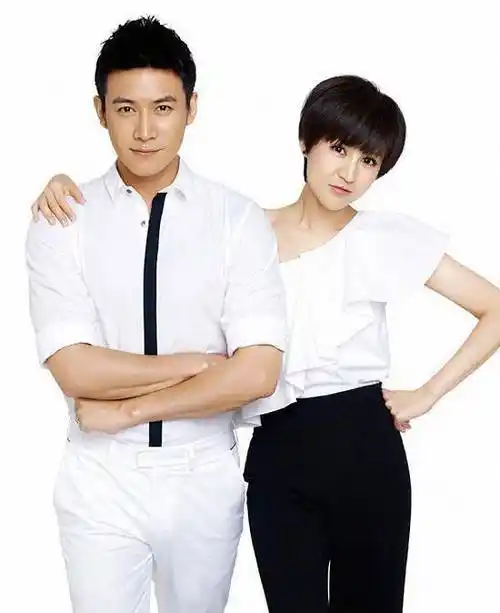 "陆毅鲍蕾夫妇现身长沙机场,青春活力不减当年,羡煞旁人!