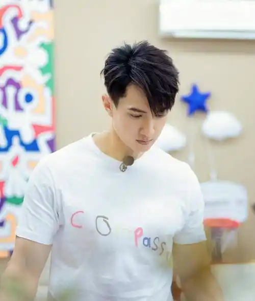 吴尊和妻子终于补办婚礼,舞台上卖力亲吻妻子,一家四口温馨甜蜜_林丽