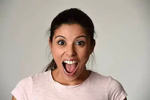惊奇,惊讶,高兴,头像,年轻,拉丁美洲,兴奋,隔绝,灰色背景,面部表情