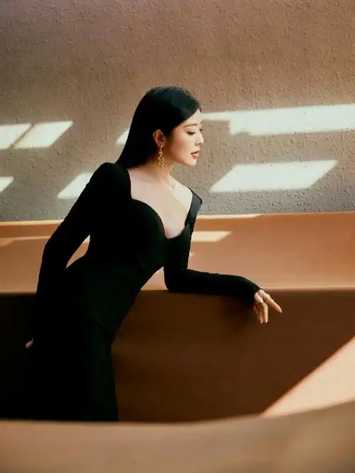 赵奕欢身材比例##赵奕欢率性复古黑裙造型