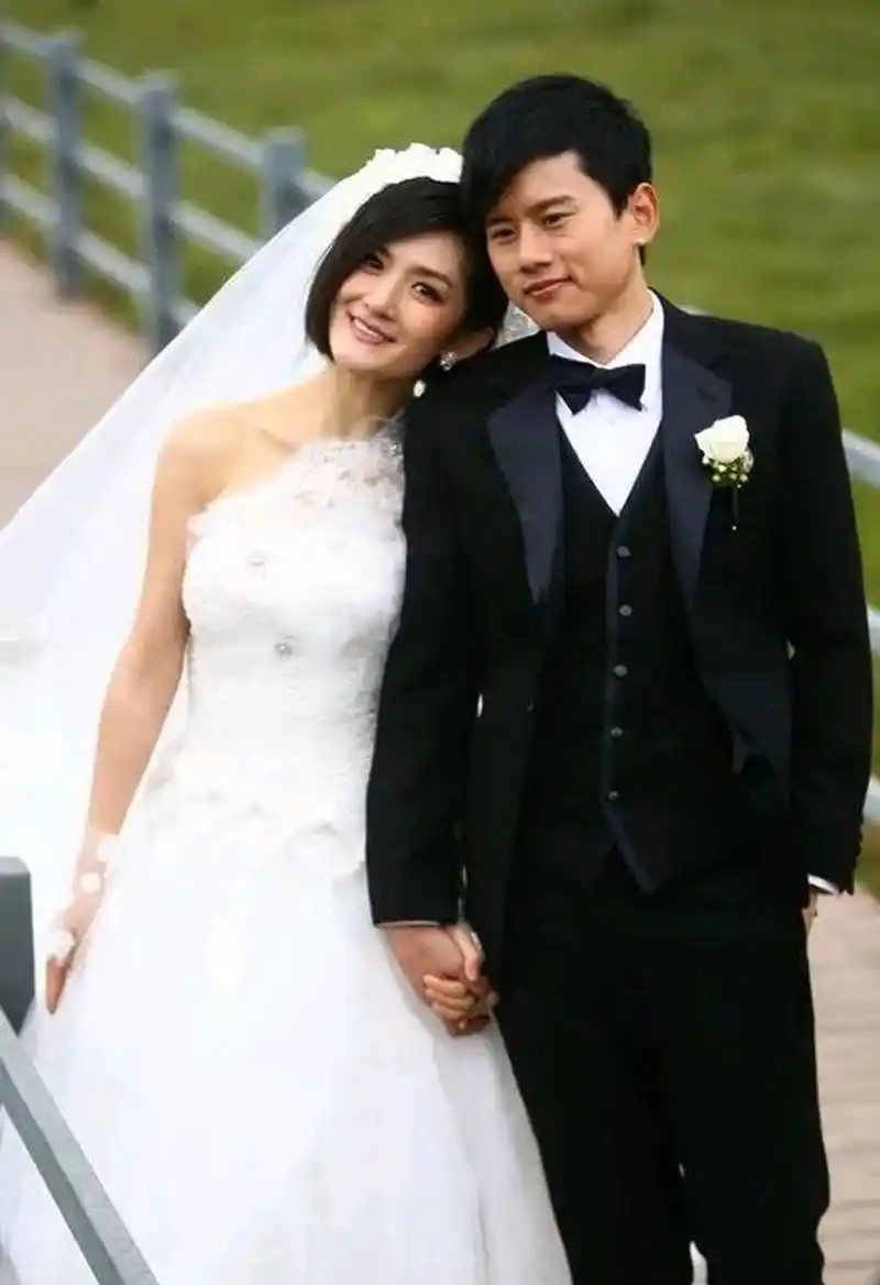 2011年,张杰跟谢娜准备结婚,张杰跟谢娜提出要拿8000万,在上海汤臣
