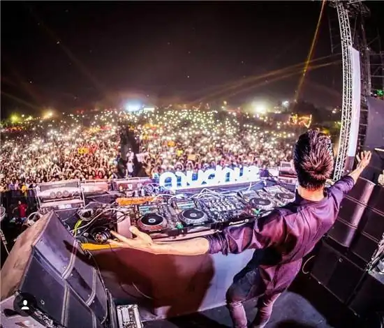 百大dj俱乐部现场打碟图片