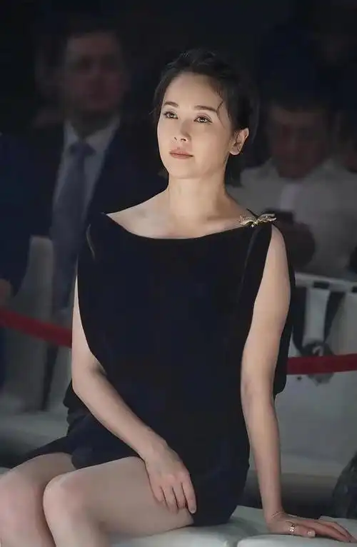 热议的方面,我们也能发现,有些女明星保养的非常好,即便是到了中年,看