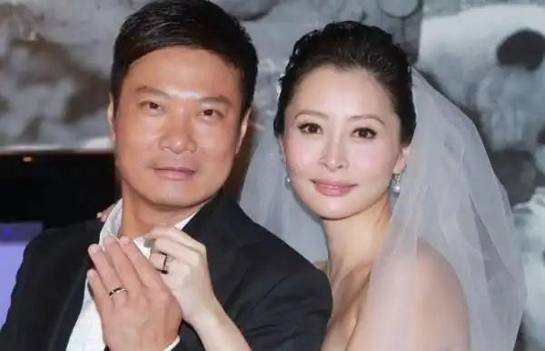 钱嘉乐,汤盈盈甜蜜注册婚礼