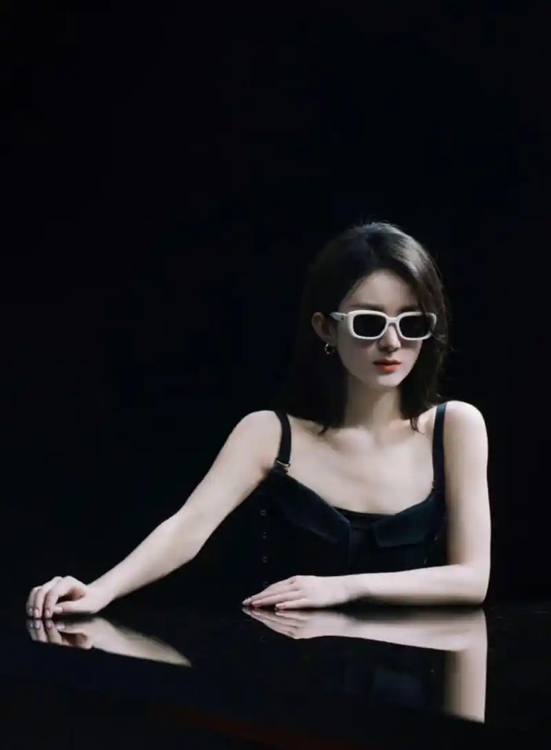 赵丽颖酷拽高冷御姐风写真,身材不足是硬伤!