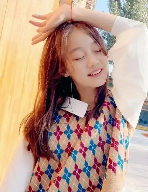 赵薇女儿小四月,为何如此出众?16岁惊艳亮相颜值才华双双在线!