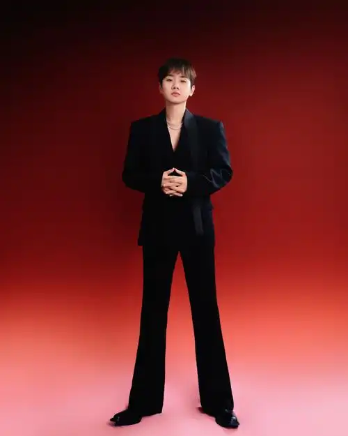 汪苏泷超话#汪苏泷today##微博之夜#神秘酷黑,霸气银龙,cg合成银龙