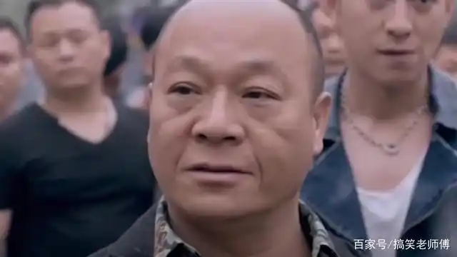 香港非常流行「古惑仔」的电影,港星吴志雄也因出演电影中,大老b(b哥)