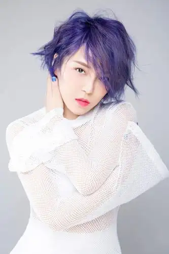 p>崔子格(queena),6月25日出生于新疆乌鲁木齐,中国内地流行女歌手