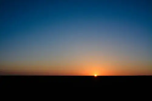 三个多小时在无垠的天地间的路上飞驰,看太阳在地平线上升起,感觉很棒