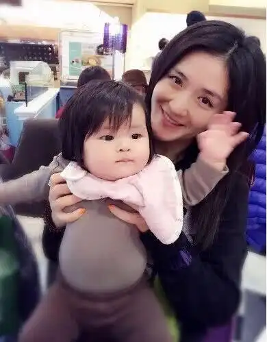 谢娜身体欠恙是真的吗?一个动作暗示剖腹产伤口仍未愈合 网友:心疼