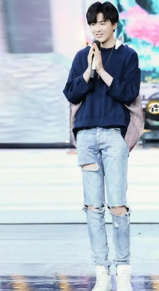 又有媒体真实地对摩登兄弟刘宇宁的身高感到震撼了:坐着的宁哥对工作