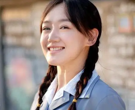 电视剧《大镇反》在拍摄地苏州的游轮上举办了新闻发布会,主演薛佳凝