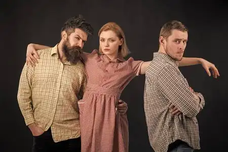 三角恋的概念.关系, 沟通, 友谊, 爱, 背叛.男子照片