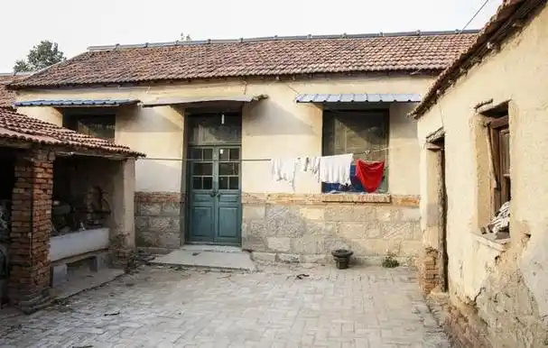 在旧社会的农村,百姓们的生活都十分艰苦,能满足吃饱和穿暖的最基本